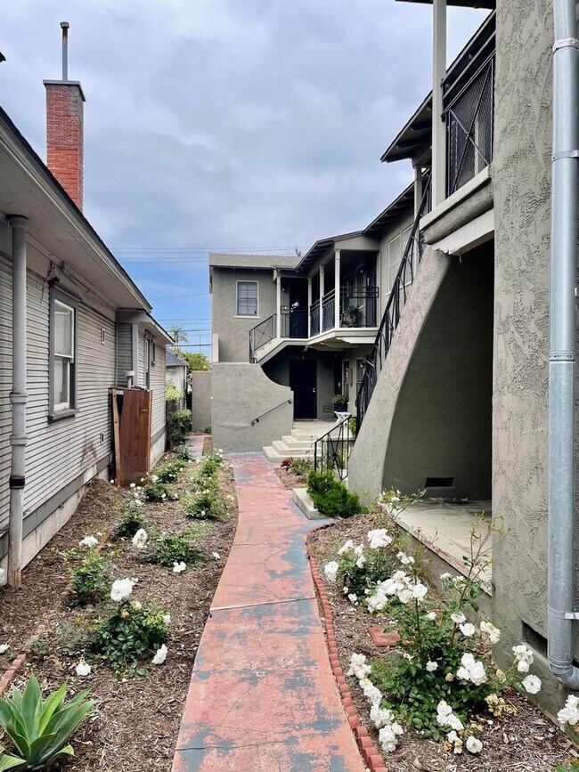 Foto del edificio - Bright Upstairs Studio Available NOW