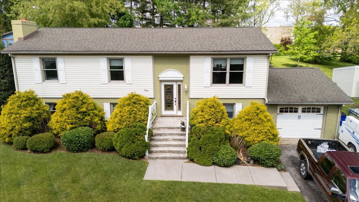 Foto principal - Spacious Home with Amazing Fenced Yard in ...