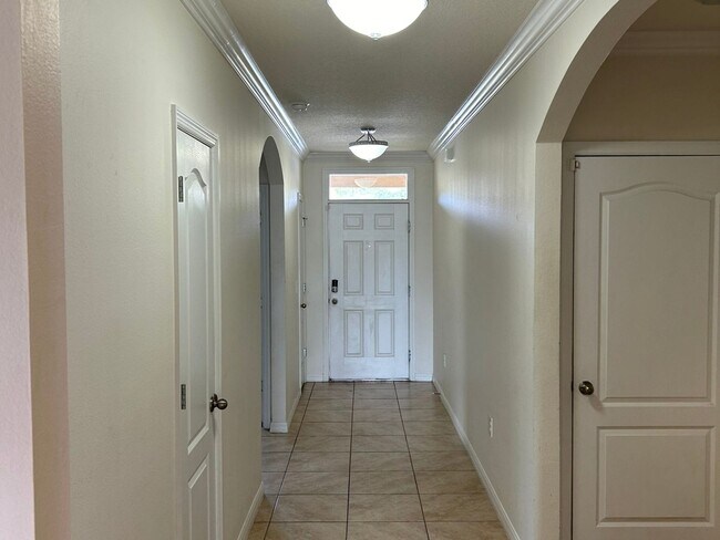 Foto del edificio - 381 Squires Grove Dr