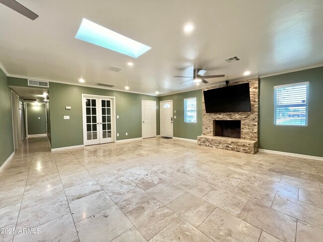 Building Photo - 2808 W Morten Ave