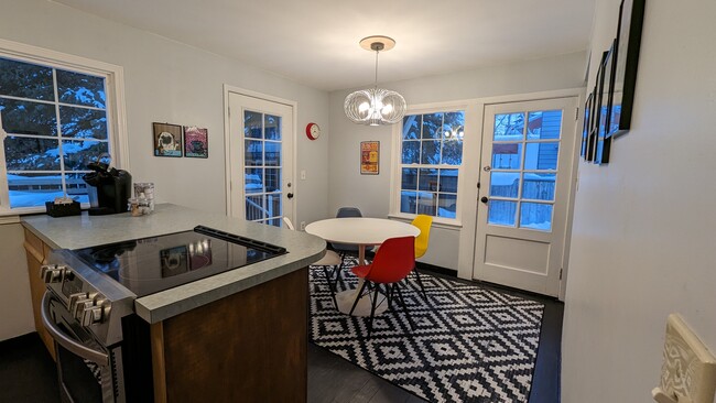 Building Photo - 1142 H St