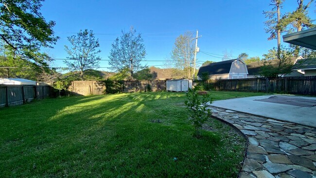 Building Photo - Beautiful Home Close to Tara in Mid City