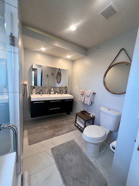 Baño del tercer piso - 2256 Dickinson St