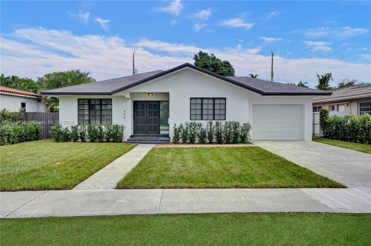Foto principal - 845 Ludlam Dr