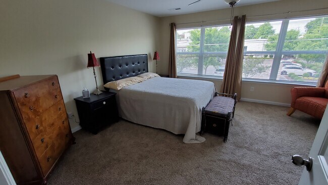 El dormitorio principal está ubicado en el segundo piso. - 304 W 18th St
