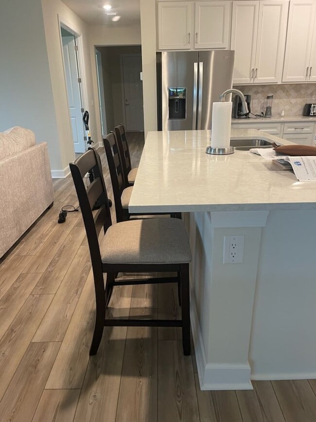 Building Photo - ** ONE MONTH FREE RENT FOR AN ANNUAL TENAN...