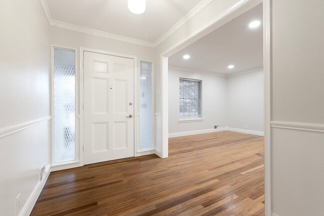 Foyer - 527 E Spring Valley Rd