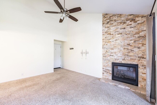 Foto del edificio - Top Floor Condo Near Bus Line