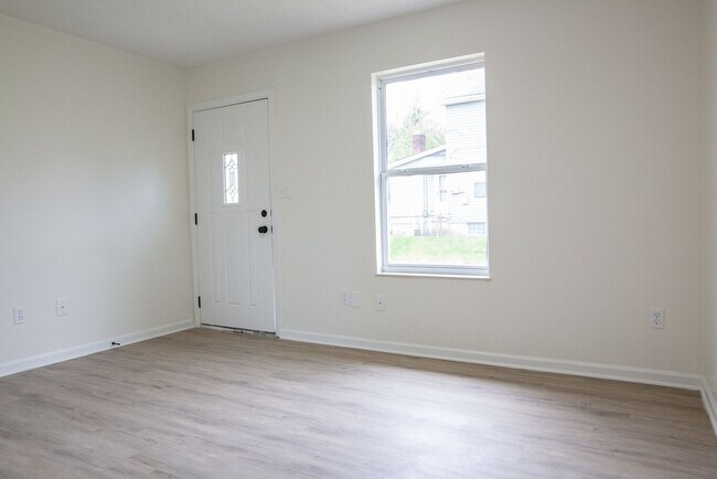 Building Photo - 733 E Deshler Ave