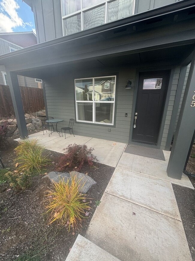 Building Photo - Spacious 4 Bedroom Home