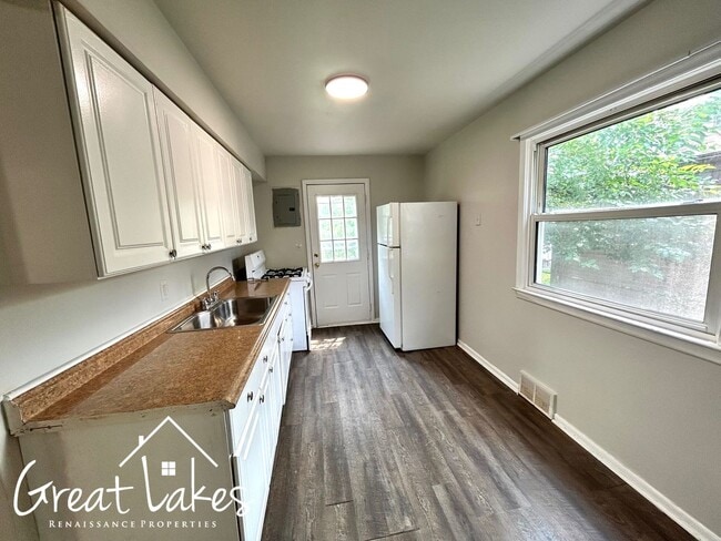 Building Photo - Charming 3 Bedroom 1 Bathroom now availabl...