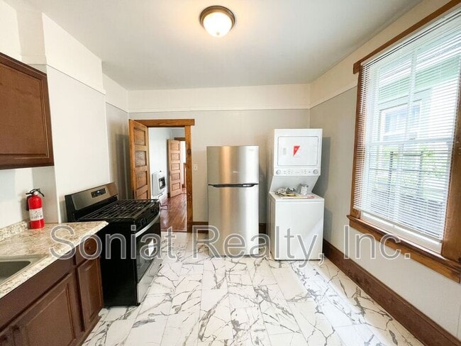 Building Photo - 648 S Rendon St