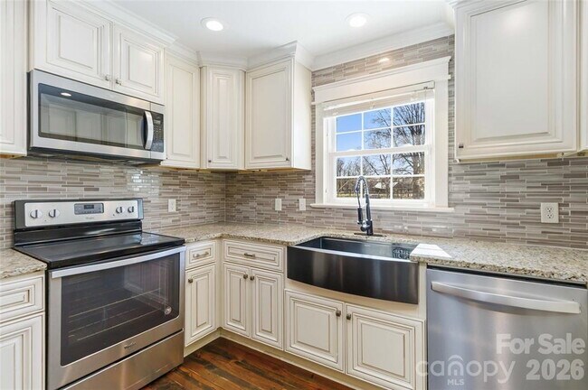 Foto del edificio - "Spacious 5-Bed, 3-Bath Sanctuary with 3,064 Sq Ft of Comfort in Waxhaw, NC!"