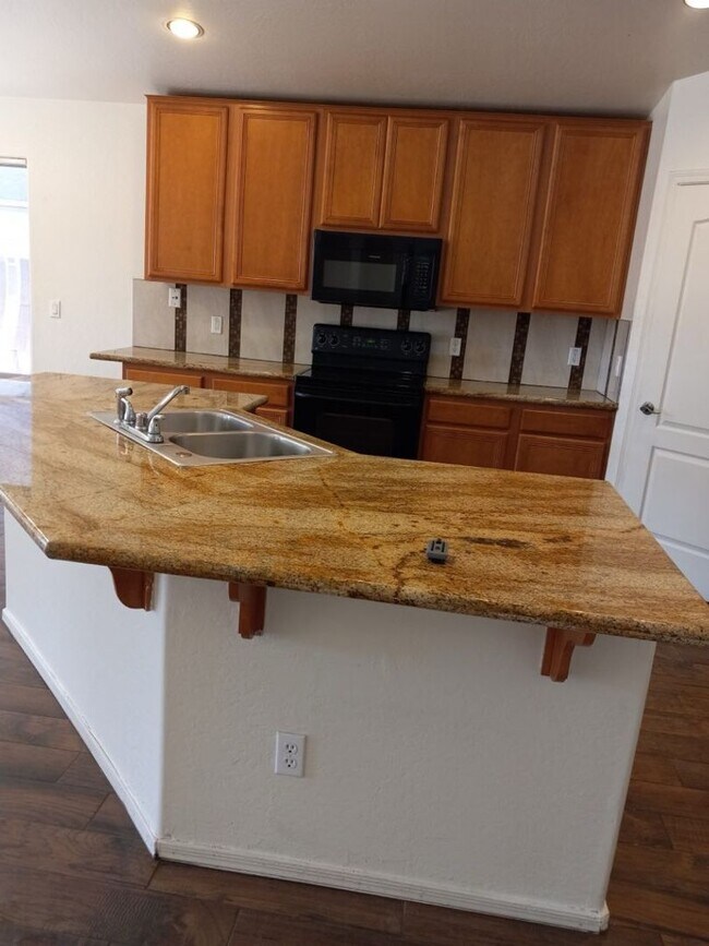 Building Photo - Phoenix Split Floor Plan 4 Bedroom + den