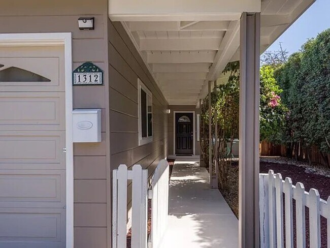 Building Photo - Cute Cottage in Belle Haven, Updated Interior, Remodeled Kitchen, Private Backyard!