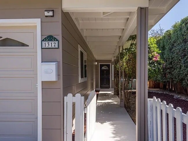 Foto del edificio - Cute Cottage in Belle Haven, Updated Interior, Remodeled Kitchen, Private Backyard!