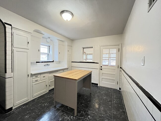 Foto del edificio - 6430 Bancroft Ave