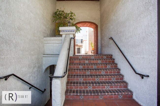 Foto del edificio - Charming 2-Bed, 2-Bath Spanish-Style Condo in Desirable Mar Vista