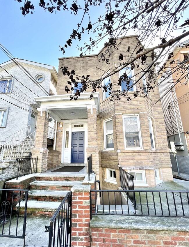 Building Photo - 411 66th St
