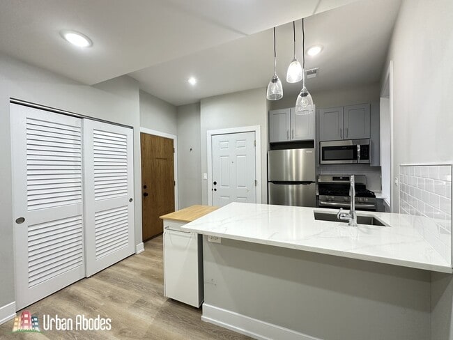 Building Photo - 442 W Belden Ave