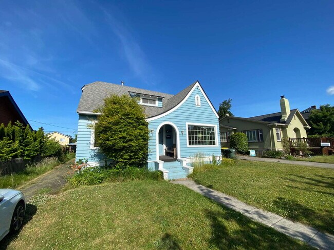 Foto del edificio - Centrally Located 3-Bed, 1-Bath Home with ...