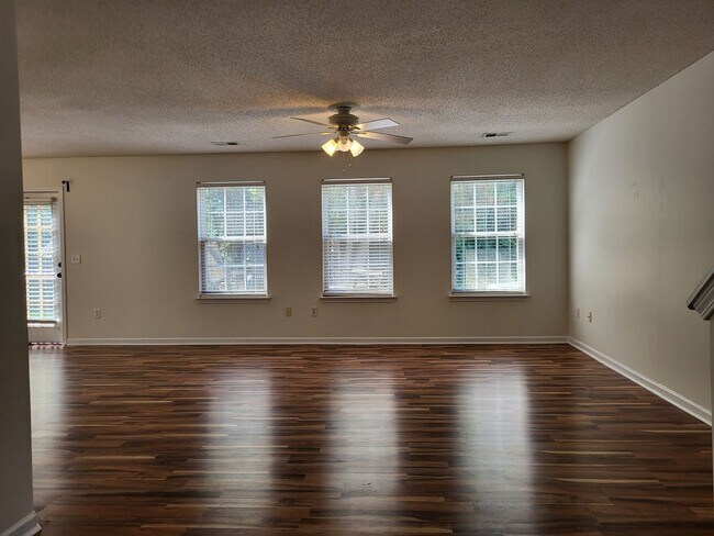 Foto del edificio - 3 bedroom home in Highland Creek