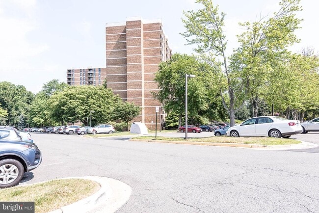 Building Photo - 2300 Pimmit Dr