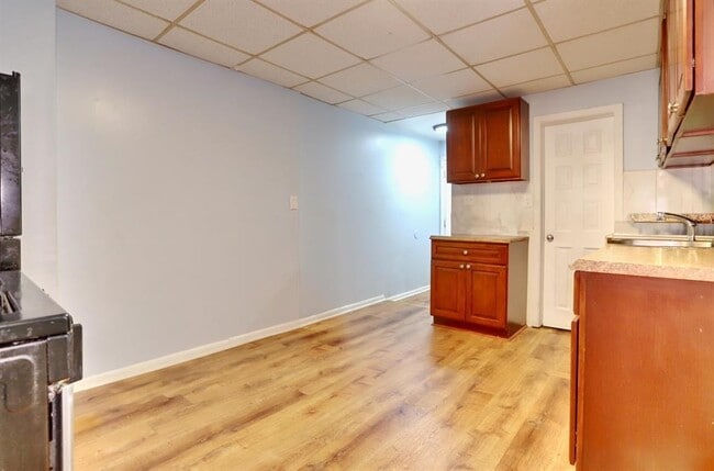 Building Photo - 5 Salter Pl