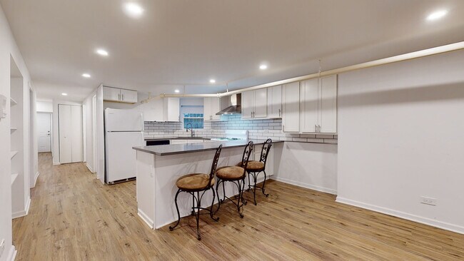 Foto del edificio - 8912 Ewing Ave