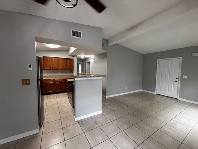 Foto del edificio - 2 or could be 3 bedroom -1 bath home in Deltona