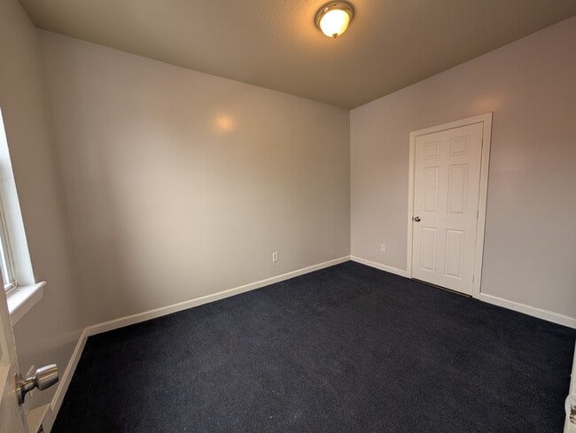 Building Photo - 56 Elm St