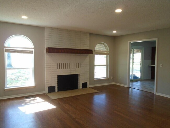 Building Photo - 1379 Elm Springs Rd
