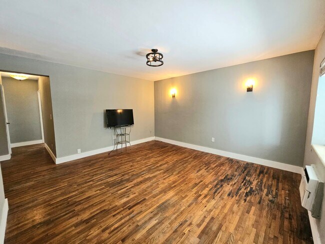 Foto del edificio - 7945 Carlyle Avenue