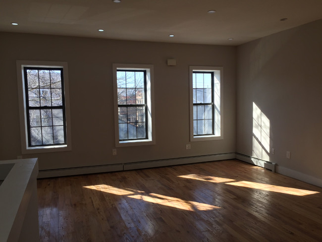 Building Photo - 391 Montauk Ave