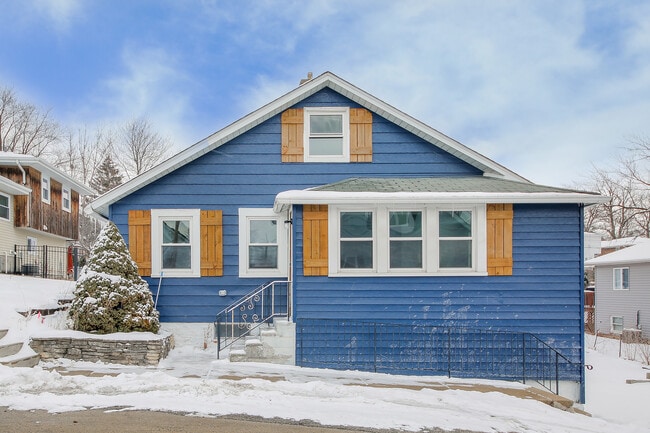 Building Photo - 721 Ledochowski St