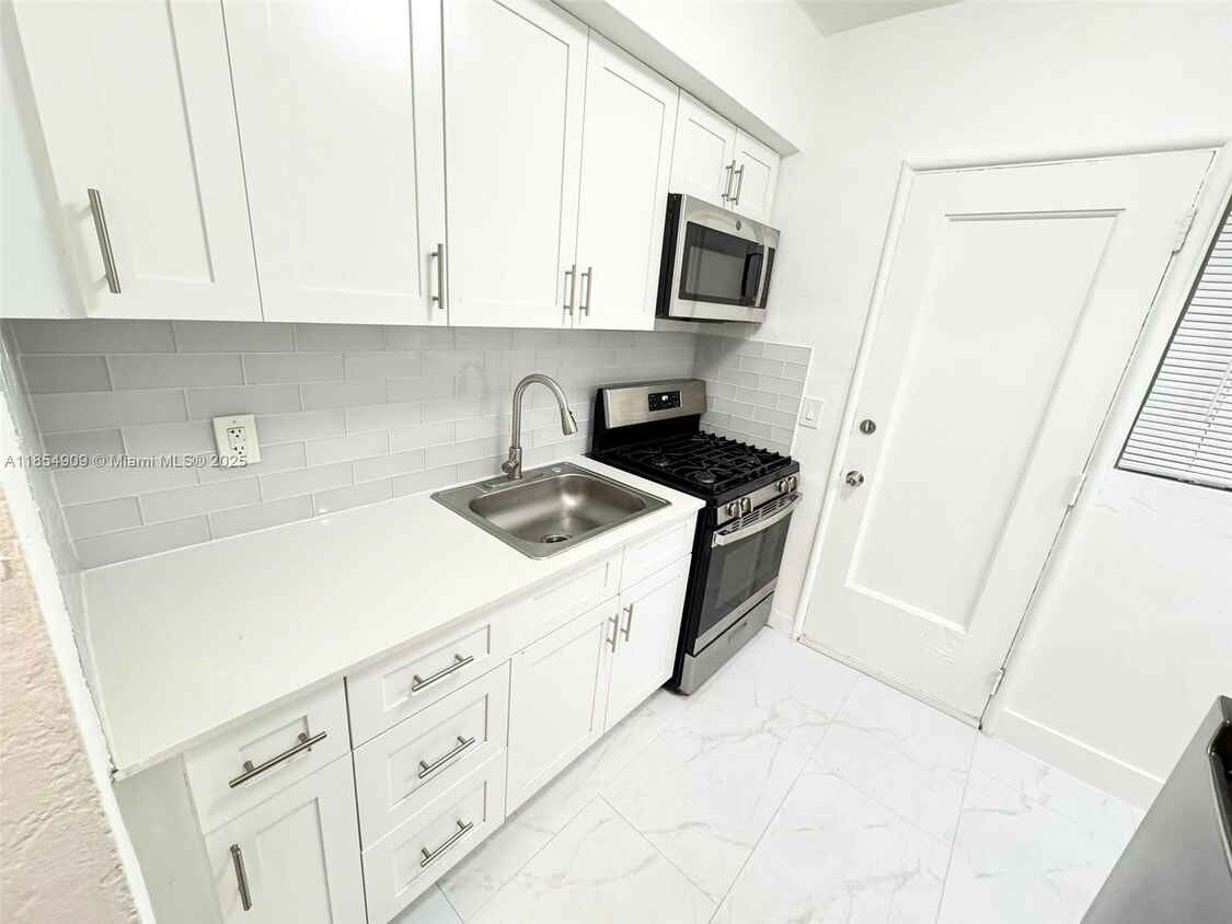 Foto principal - 7435 Byron Ave