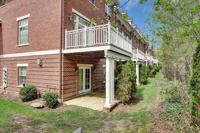Building Photo - 908 Heights Ln