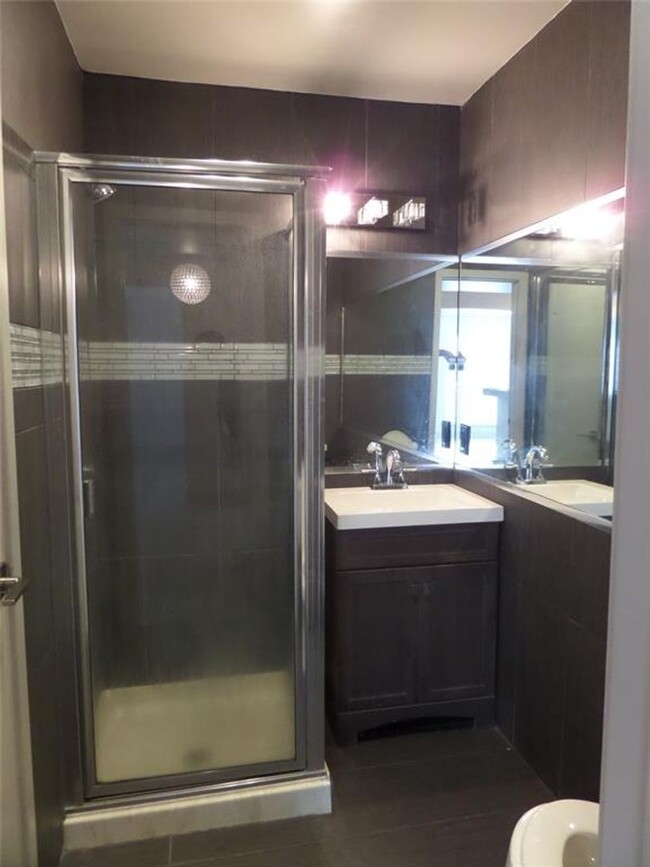 Building Photo - Apartment with sleek finishes in Montrose ...