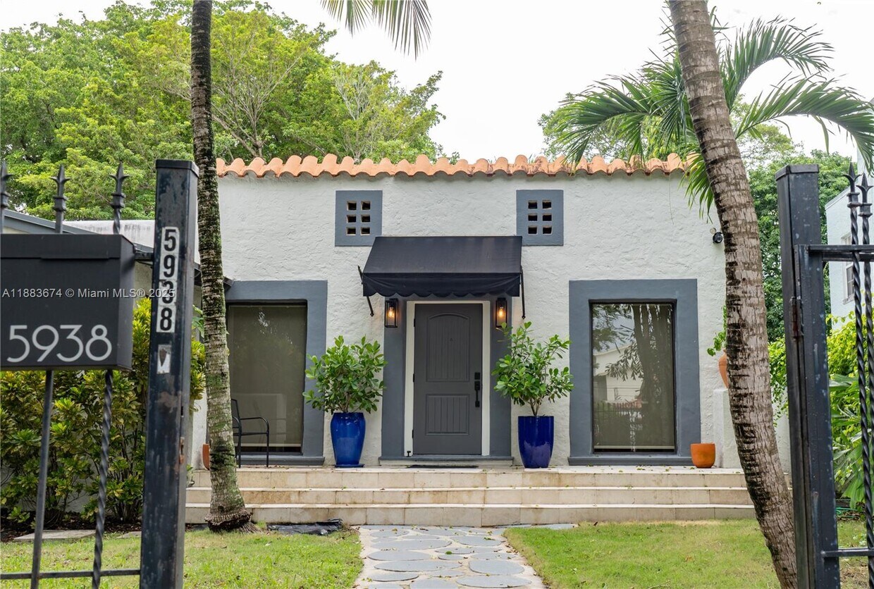 Foto principal - 5938 NE 5th Ave