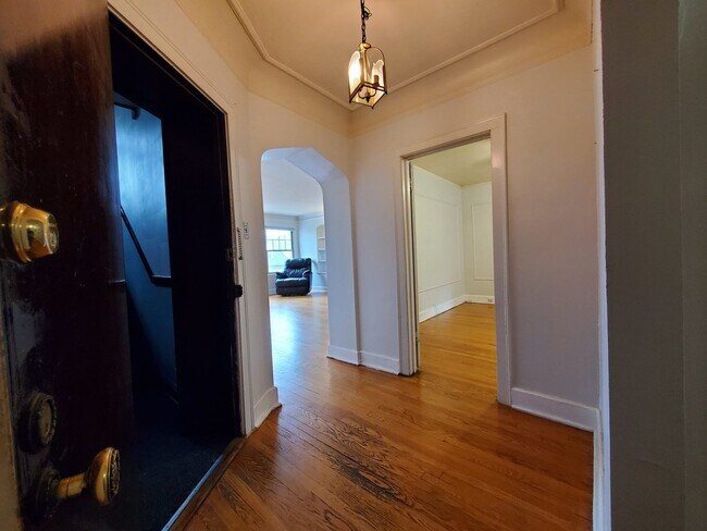 Building Photo - 6107 N Francisco Ave