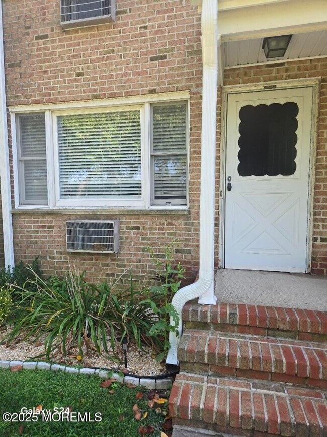 Building Photo - 324 Shore Dr