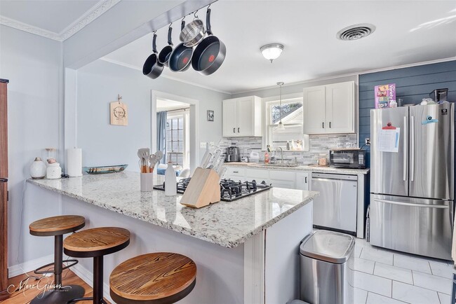 Building Photo - Updated Broadmoor Home