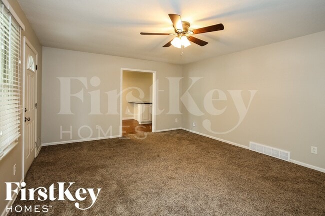 Building Photo - 607 NE Main St