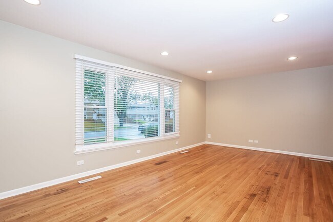 Building Photo - 14723 Menard Ave