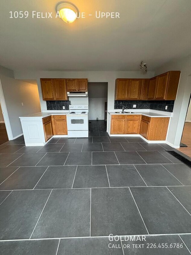 Photo principale - Oversized 3 bedroom available immediately