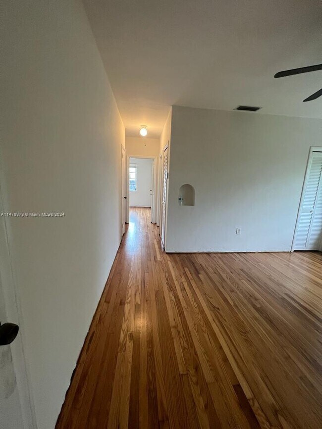 Building Photo - 1421 SW 37th Ave