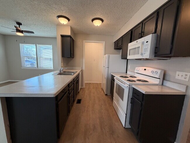 Foto del edificio - Beautiful Duplex Located off 98th and Indiana Near Wal-Mart!