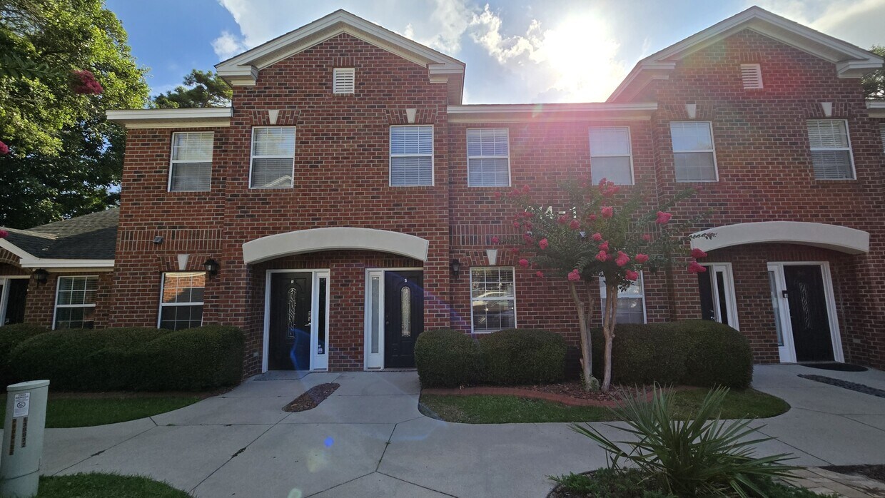 Front of building - 914 Hillside Dr S