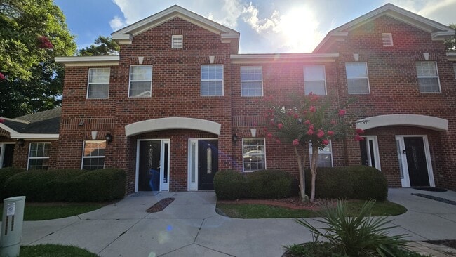 Building Photo - 914 Hillside Dr S