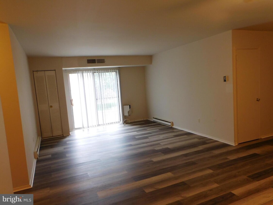 Primary Photo - 401 E Dartmouth Dr